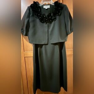 WOMENS SHEATH DRESS W/JACKET
SIZE 8P
EXCELLENT CONDITION